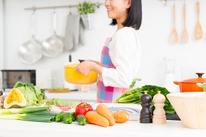 料理する女性